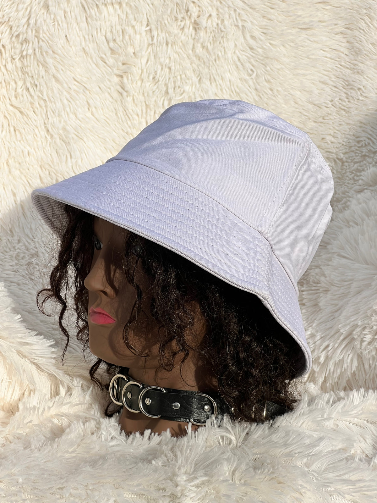 PLAIN WHITE BUCKET HAT