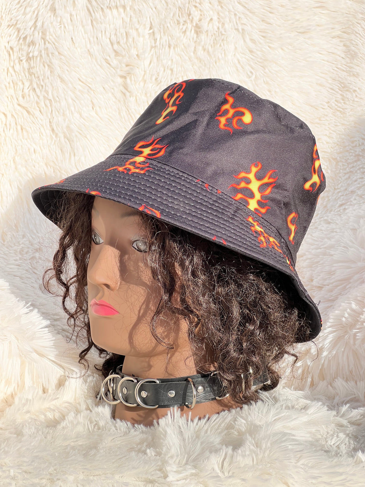 REVERSIBLE FLAME/BLACK BUCKET HAT