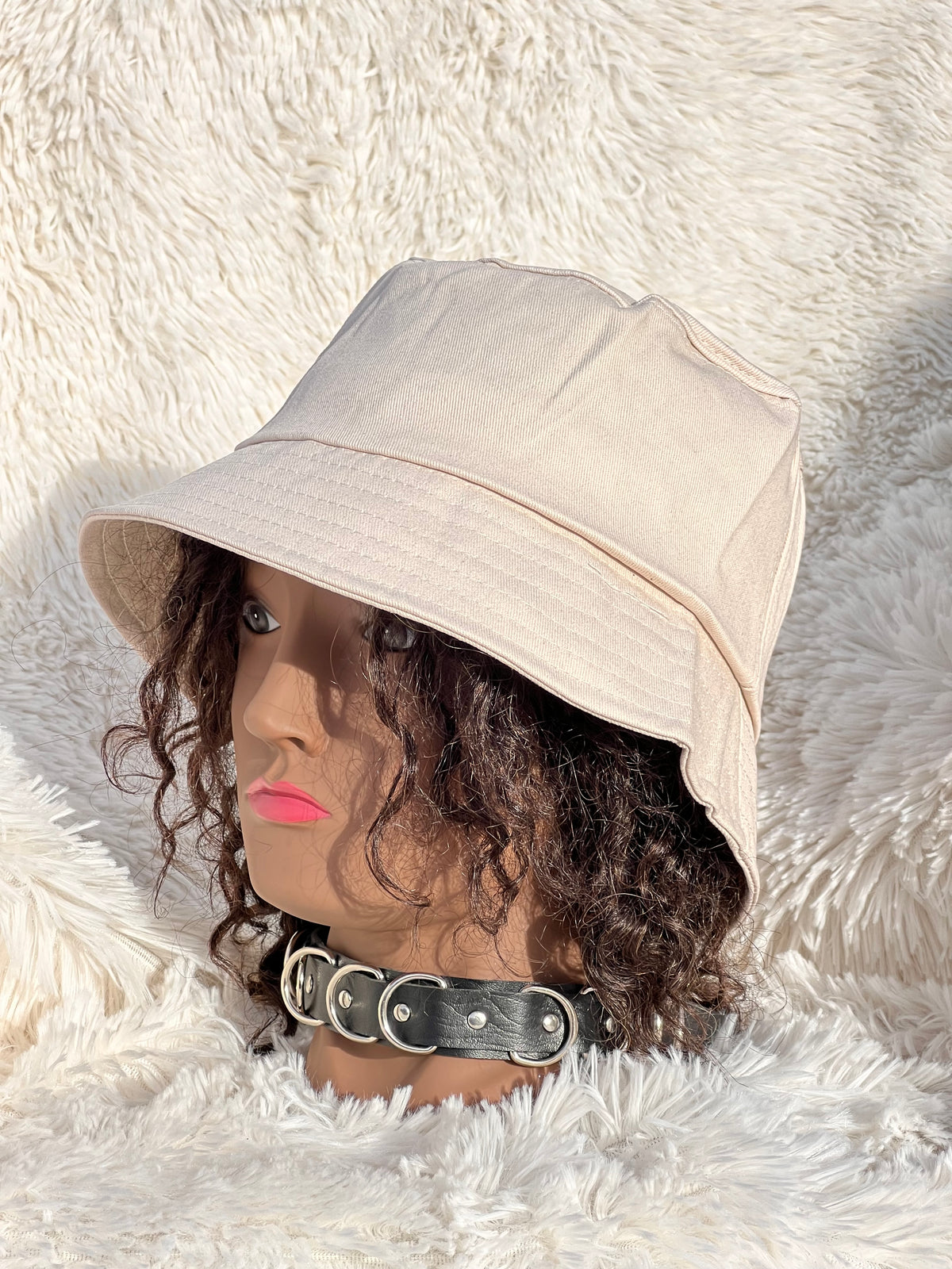 BEIGE BUCKET HAT