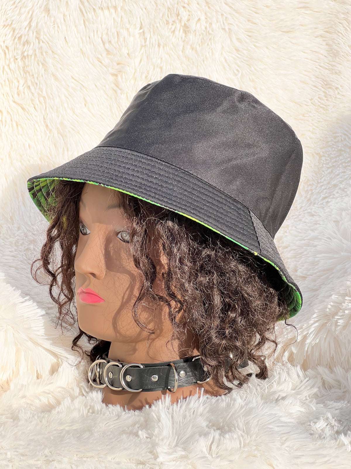REVERSIBLE GREEN/BLACK BUCKET HAT