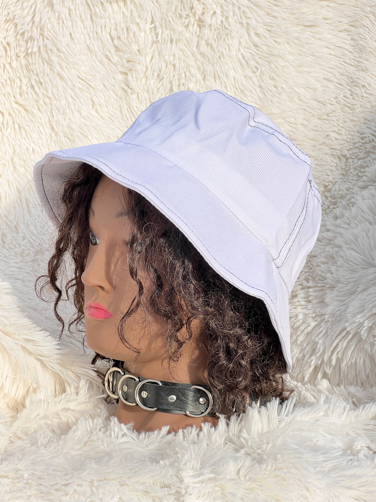 WHITE BUCKET HAT
